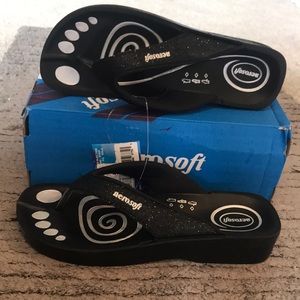 NWT aerosoft flip flops